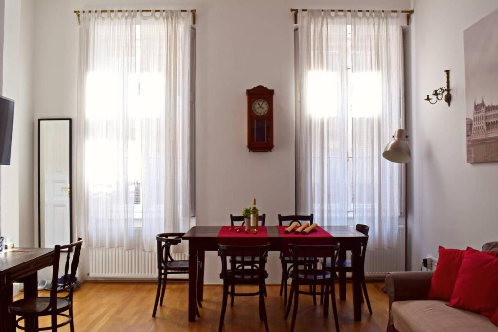 Central Budapest Apartment In Historical Building With Free Private Parking Buitenkant foto